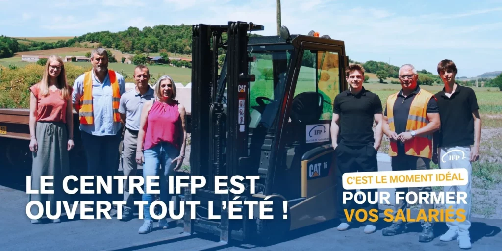Équipe du centre de formation IFP devant un chariot élévateur CAT : le centre est ouvert tout l'été pour former vos salariés